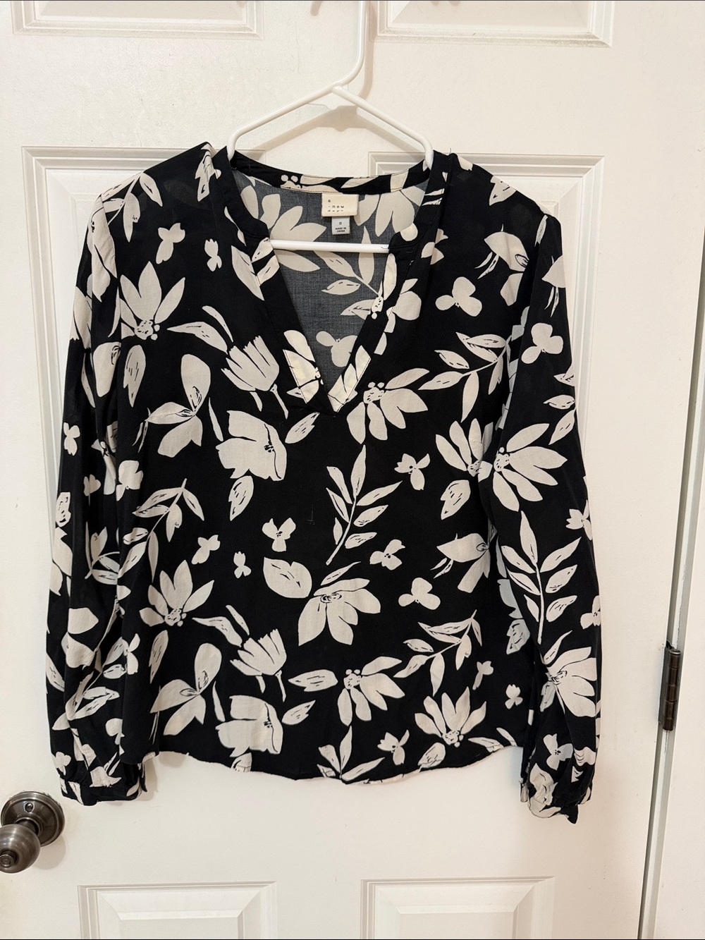 a new day Black and Tan Floral V-Neck Blouse size small long sleeve